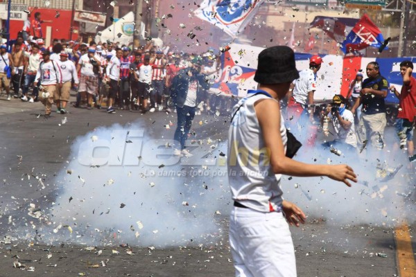 ¡AMBIENTAZO! La Ultra Fiel y su recorrido al estadio Nacional previo al Olimpia-Motagua