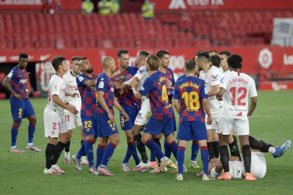 Fotos: El calentón y bronca de Messi en el Sevilla-Barcelona y la despedida a un amigo