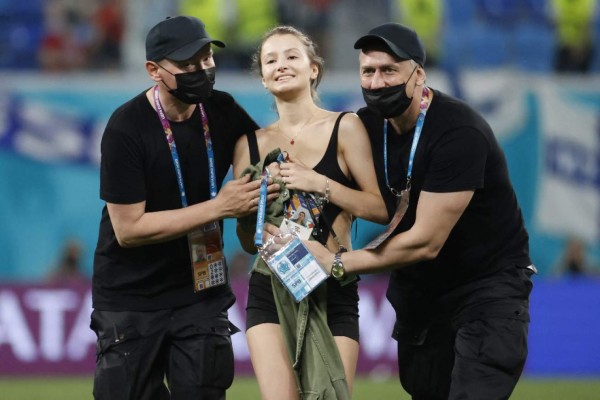 No se vio en TV: así es la preciosa espontánea que invadió el Bélgica-Finlandia por la Eurocopa