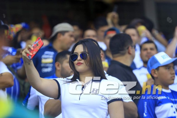 ¡INFARTANTE! Las bellezas que adornaron la previa del Honduras-Costa Rica