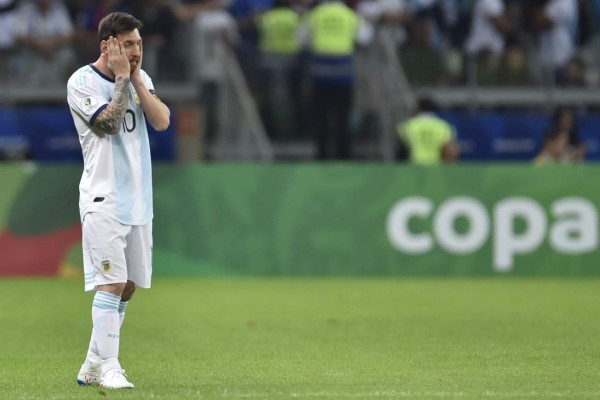 NO SE VIO EN TV: La pancarta a Cristiano, las bellas paraguayas y la bronca de Messi