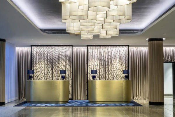 Tres sorpresas y el lujoso hotel: Así fue la llegada del Real Madrid a Mánchester para medirse al City en Champions