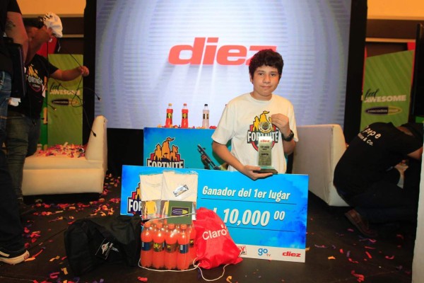 José Flores se corona campeón del torneo Fortnite Diez en Tegucigalpa