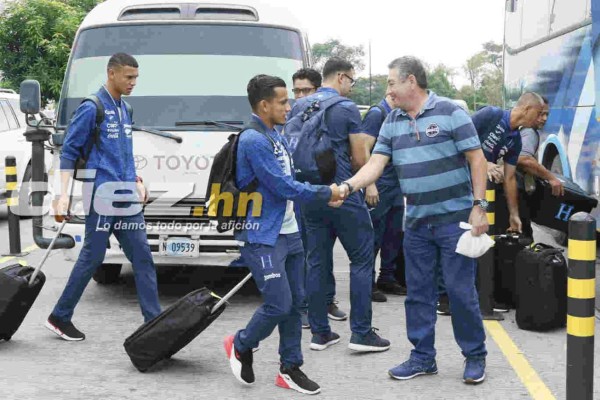 Jugadores de la Selección de Honduras llegan alegres en su regreso de Martinica