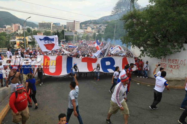 FOTOS: La eufórica llegada de la barra del Olimpia al estadio Nacional