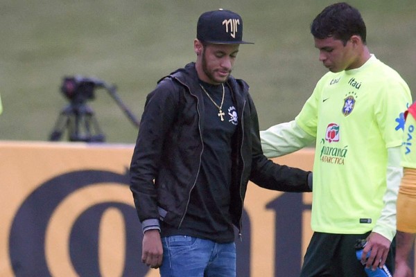Neymar visitó a sus compañeros la concentración de Brasil.