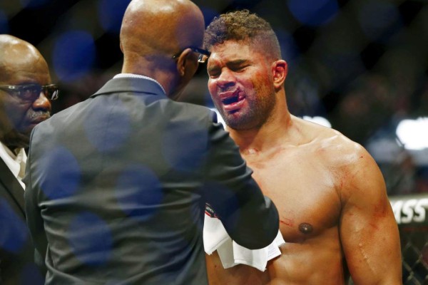 ¡Terribles fotos! De un brutal golpe le rompen los labios a un peleador en la UFC