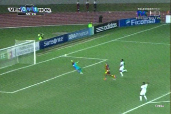 VIDEO: Buba López hace espectacular atajada a estrella venezolana