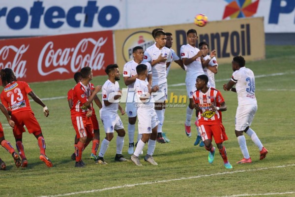 NO VISTE EN TV: Lluvia de huevos, pancartas en el Nacional y chicas lindas