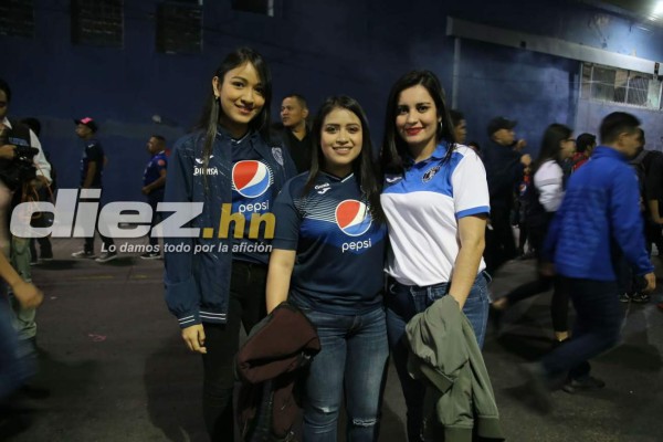 ¡Deslumbran! Las bellas hinchas del Motagua se roban la miradas en el estadio Nacional