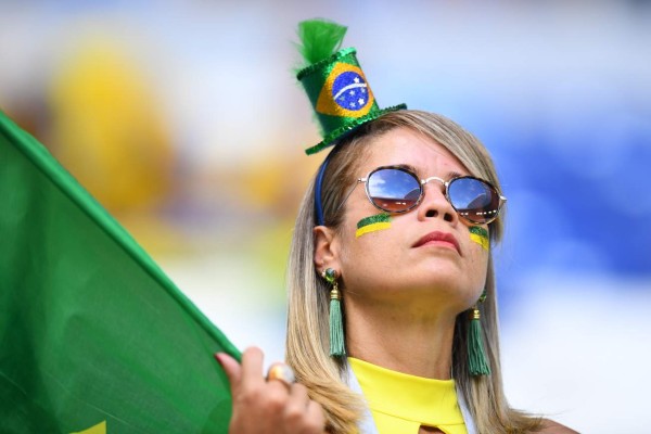 MUÑECOTAS: Aficionadas de Brasil y México enamoran en el Samara Arena