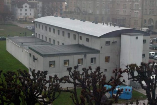 Alfredo Hawit está en una celda de 12 metros cuadrados en Suiza