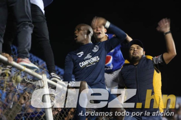 No se vio en TV: Locura en camerinos y el abrazo de Diego Vázquez con Henry Figueroa