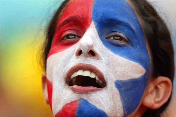 Aficionados disfrutan el Mundial a ritmo de samba.