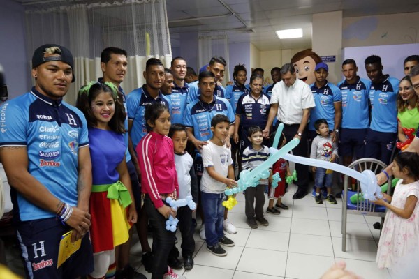 La Selección de Honduras emociona a los niños de la Fundación Ruth Paz