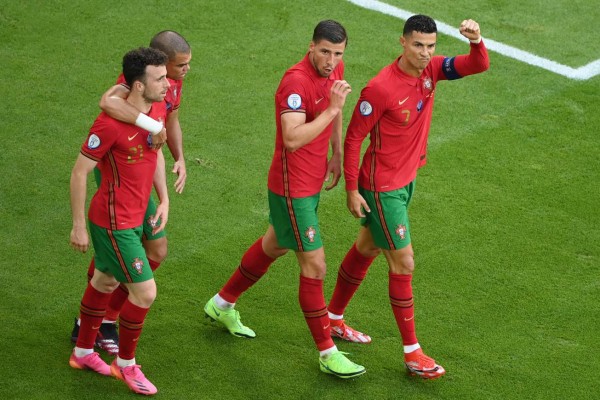 No se vio: El enojo de Cristiano Ronaldo, su reencuentro con Kroos y regaló su camisa a un aficionado
