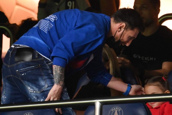 PSG sigue intratable en la Ligue 1 y así fue captado Messi en uno de los palcos; su bonito gesto con una niña