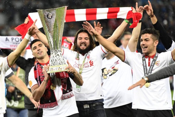 Locura de jugadores y aficionados del Sevilla por su título de Europa League