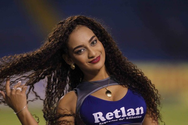 FOTOS: La colocha que paralizó el Olímpico con un atuendo demasiado ajustado