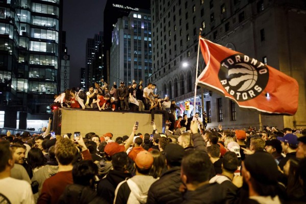 ¡Eufórica y descontrolada! Así fue la celebración de los aficionados de los Raptors en Toronto