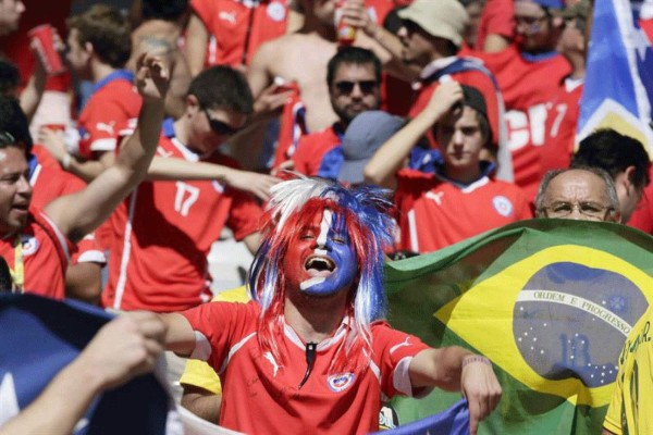 Aficionados disfrutan el Mundial a ritmo de samba.