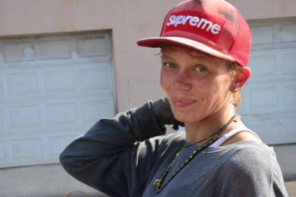 De Hollywood a la calle: el drama de una famosa modelo que ahora come basura y luce irreconocible