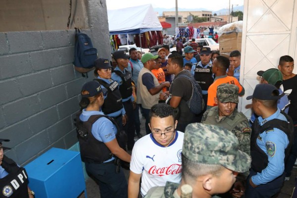 ¡BRUTAL! Las barras de Olimpia y Motagua protagonizan pelea campal