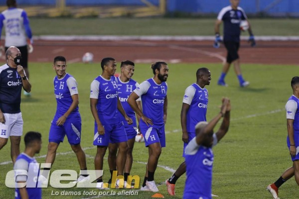 Llegan más jugadores, Quioto es noticia y quién es la bella chica: Así fue el entreno de Honduras