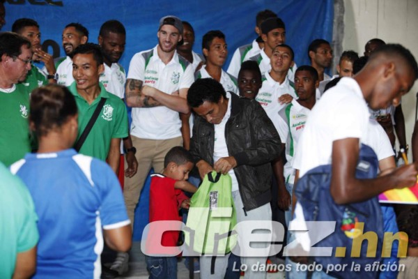 FOTOS: Jugadores del Platense regalan a niños mochilas con útiles escolares