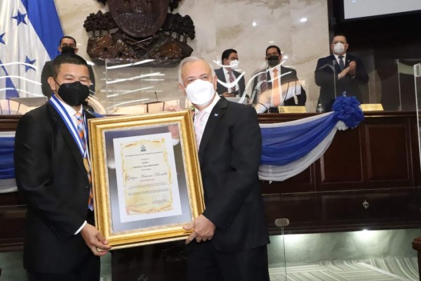 ¡Chelato y DIEZ entre los protagonistas! Así fue la entrega de los Premios Parlamentarios a los periodistas más destacados del 2021&nbsp;&nbsp;