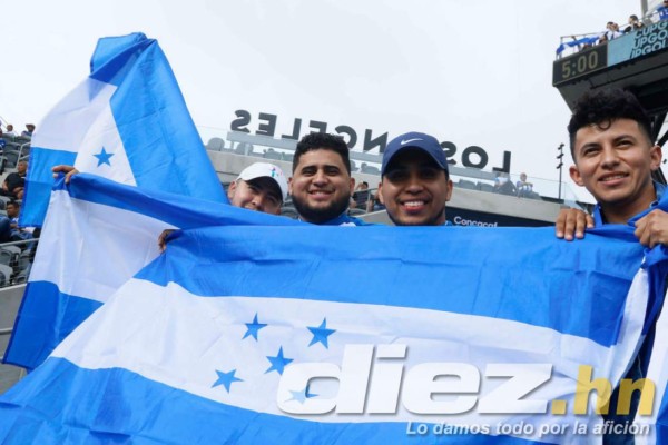 ¡Una fiesta! Lindo ambiente y bellas chicas para el Honduras-El Salvador por la Copa Oro
