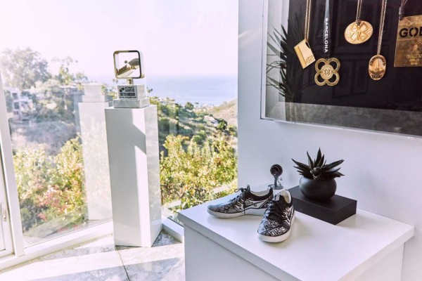 La espectacular mansión del skater mejor pagado del mundo con su propio parque de patinaje