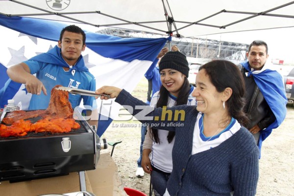 Hondureños pintan de azul y blanco las afueras del estadio Avaya