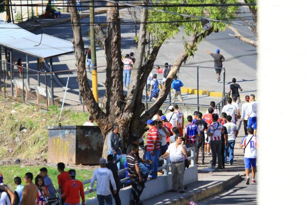 FOTOS: Guerra entre barra del Olimpia y Motagua en el estadio Nacional