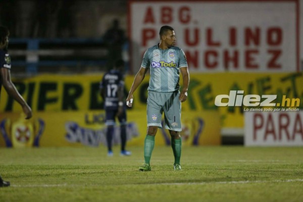 Fotos: La bronca de Obed con Carlos Pineda y el portero del Real de Minas que jugó de delantero