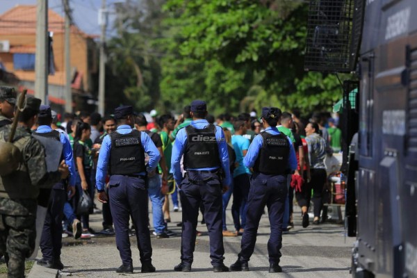 Barra de Marathón y olimpistas vestidos de civiles se agarran a pedradas afuera del Yankel