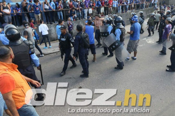 EN FOTOS: Enfrentamiento violento entre barras de Olimpia y Motagua