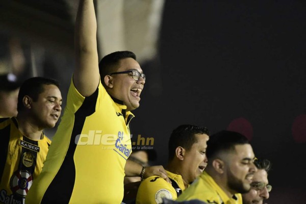 FOTOS: Reclamos, altercados y bombas lacrimógenas en el estadio Morazán