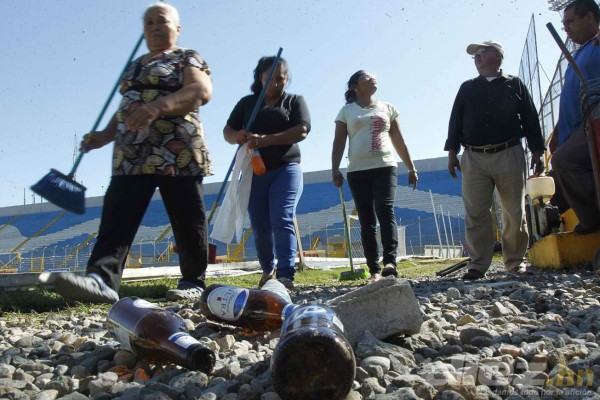 Botellas de vidrio, portones rotos y piedras, así amaneció el estadio Morazán