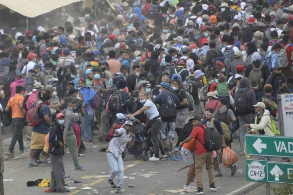 Gas lacrimógeno y mucho sufrimiento: Policía de Guatemala a golpes con caravana de inmigrantes hondureños
