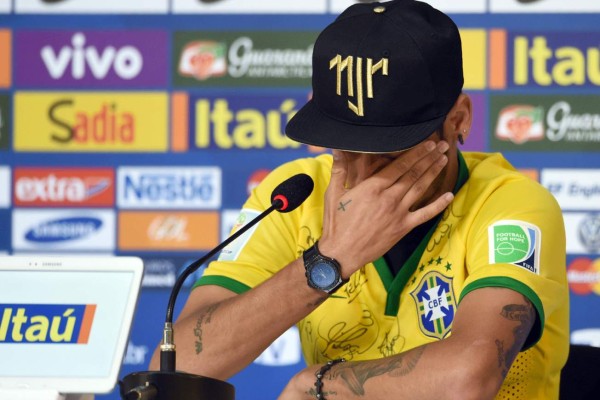 Neymar visitó a sus compañeros la concentración de Brasil.