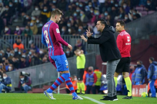 Las imperdibles fotos de Xavi dirigiendo a sus excompañeros del Barcelona en su debut y el efusivo festejo