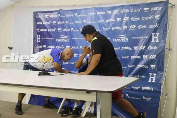 FOTOS: La caída de Rigo Rivas en conferencia de prensa con la Selección de Honduras