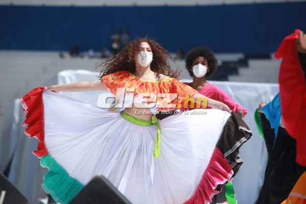 Fotos del día: Derroche de belleza con palillonas, la guacamaya gigante y todo el ambiente en el estadio Nacional