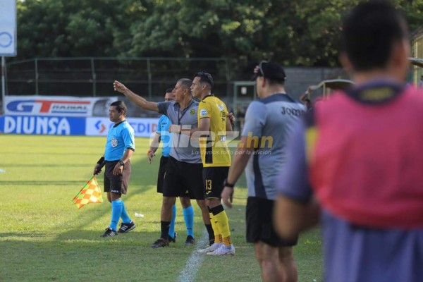 EN FOTOS: Ángel Tejeda perdió el control con gesto obsceno y escupitajo&nbsp;&nbsp;