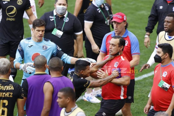 No se vio por TV: Peleas, arrestos, el espontáneo, el 'colado' en celebración de Motagua y la belleza de Elexa Bahr