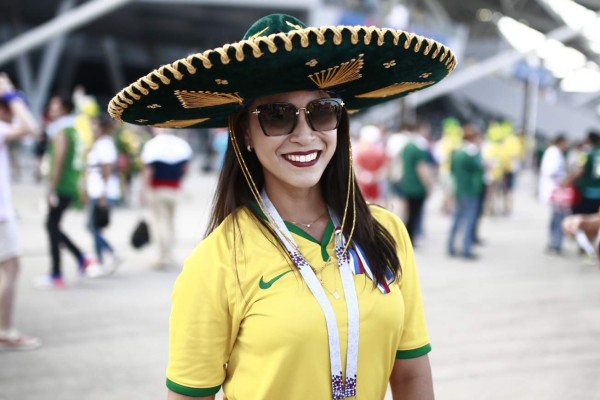 MUÑECOTAS: Aficionadas de Brasil y México enamoran en el Samara Arena