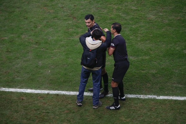 NO SE VIO EN TV: El sufrimiento de Neymar en el estadio, la misteriosa brasileña y el problema del árbitro