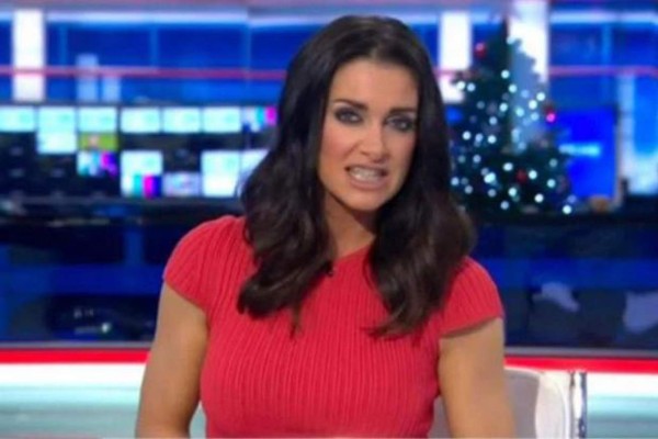 ¡ESCÁNDALO MUNDIAL! Acusan a sexy periodista de salir ebria en programa deportivo