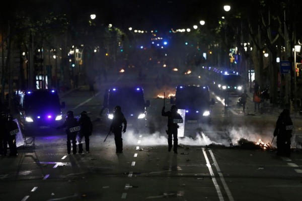 Caos en Barcelona: Brutales enfrentamientos entre policías y protestantes